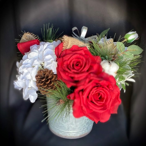 Festive Christmas Floral arrangement red roses - Picture 2 of 2